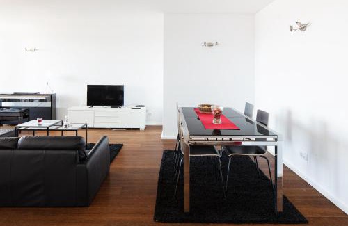 Cidade Universitaria Apartment | Skyscraper Riverview Lisbon with Indoor Pool