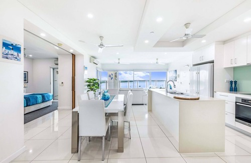 Darwin City Centre Apartment | Skytower Sea Views Apartment