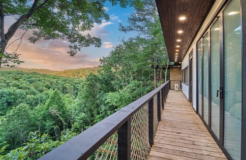 Sevierville House | Skyview Treehouse- luxury treehouse with breathtaking views