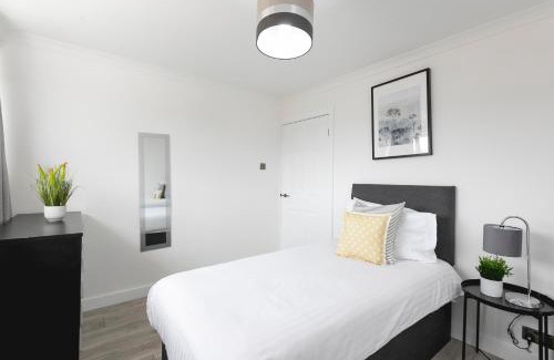 Stevenage House | Skyvillion - STEVENAGE SPACIOUS & COZY 3Bed House with Parking, Wifi, Garden