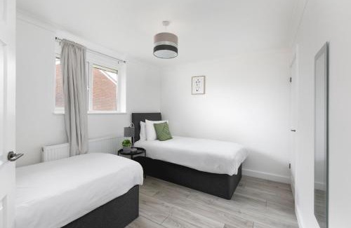 Stevenage House | Skyvillion - STEVENAGE SPACIOUS & COZY 3Bed House with Parking, Wifi, Garden