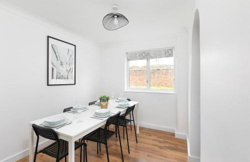 Stevenage House | Skyvillion - STEVENAGE SPACIOUS & COZY 3Bed House with Parking, Wifi, Garden