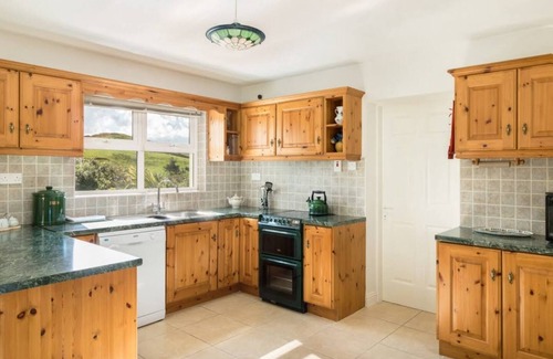 Lahinch House | Slaveen - 1km from Lahinch Beach, Stunning views of Lahinch - Walk to the Beach