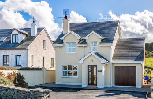 Lahinch House | Slaveen - 1km from Lahinch Beach, Stunning views of Lahinch - Walk to the Beach