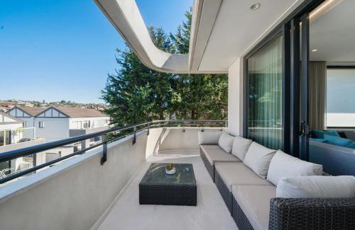 Coogee Apartment | Sleek 1BR Apartment with Skylight near Coogee Beach