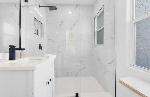 Flamingo Parks Apartment | Sleek and Cozy Studio l Freshly Renovated