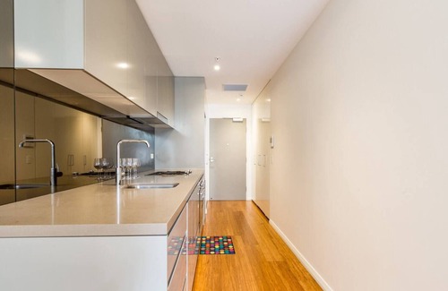 Chinatown Apartment | Sleek Chinatown Pad in the Heart of the CBD