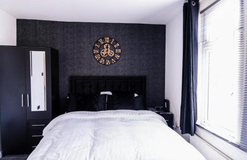 Dartford Apartment | Sleek & Elegant - 2 Bed Apartment In Dartford Town - Parking
