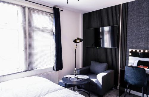 Dartford Apartment | Sleek & Elegant - 2 Bed Apartment In Dartford Town - Parking