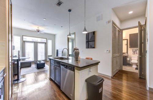 Energy Corridor Apartment | Sleek Energy Corridor King Bed Suite