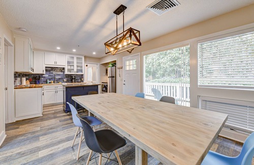 St. Simons Island Condo | Sleek golf-front condo with a washer/dryer, deck, & central AC - dog friendly