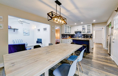 St. Simons Island Condo | Sleek golf-front condo with a washer/dryer, deck, & central AC - dog friendly