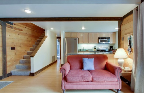 Overlook Park House | Sleek home w/private hot tub & SHARC access - dog-friendly
