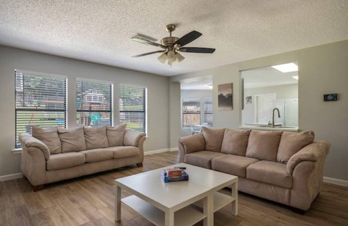 Wetmore House | Sleek-La Cantera/Medical/UTSA/game room-Sleeps 14