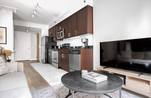 Downtown Chicago Apartment | Sleek Loop Studio w/Pool, Gym & Lounge, near Riverwalk, by Blueground
