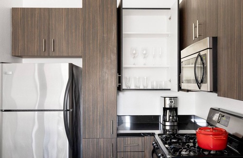 Miracle Mile Apartment | Sleek Mid-Wilshire 1BR w/Rooftop, BBQ’s, nr. The Grove, by Blueground