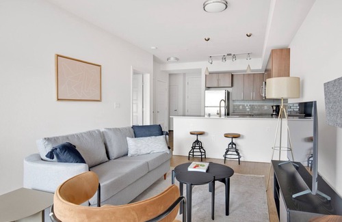 Cascade Apartment | Sleek SLU 1BR w/Gym & Parking, walk to Space Needle, by Blueground