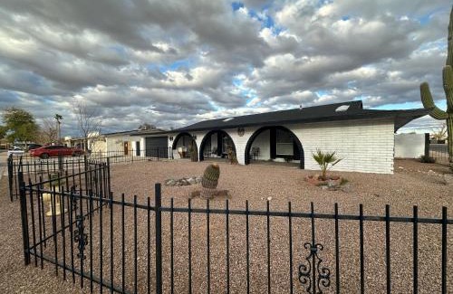 Casa Grande House | Sleek & Spacious Central Oasis