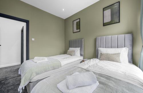 Bolton House | Sleek & Sunny 2BR -The Gallery House - Sleeps 5 - Family Friendly