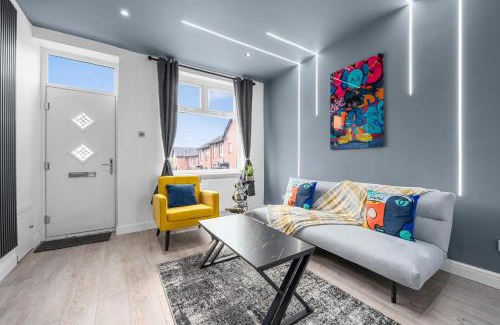 Bolton House | Sleek & Sunny 2BR -The Gallery House - Sleeps 5 - Family Friendly