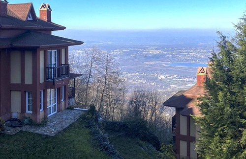 Sapanca Villa | Sleek Villa with Backyard and Sapanca Lake View