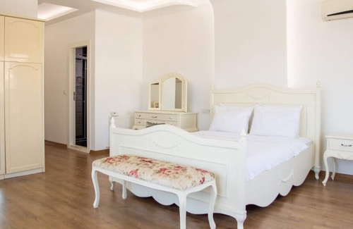 Cesme Villa | Sleek Villa with Private Pool and Garden in Cesme