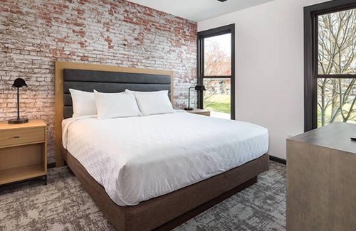 Old Town Chinatown Hotel | Sleek Waterfront District Hotel in the heart of Downtown