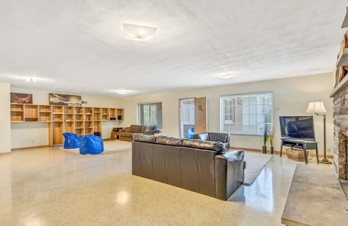 Lindenwood Park Condo | Sleep 14 guests 3,400 sqft 5 Bedroom condo Near The Hill, ForestPark,TedDrewes