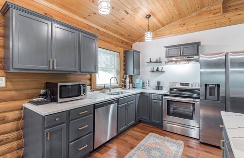 White Oak Cabin | Sleep Over Log Cabin, Swim Spa on 7 Acres
