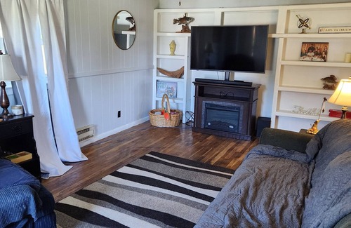 Howard House | Sleep up to 6, bring your dogs, relax and enjoy