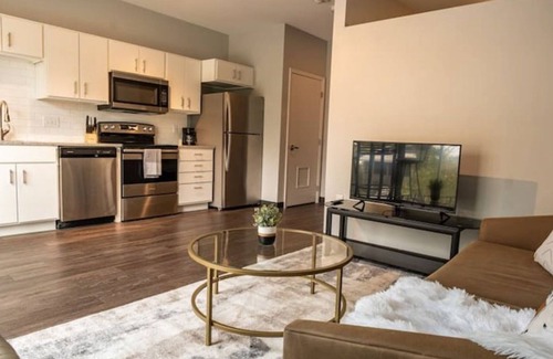 Des Moines Apartment | Sleepover: Airy 1BD/1BA - Downtown Des Moinesn