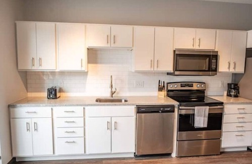 Des Moines Apartment | Sleepover: Airy 1BD/1BA - Downtown Des Moinesn