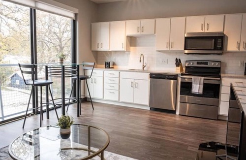 Des Moines Apartment | Sleepover: Airy 1BD/1BA - Downtown Des Moinesn