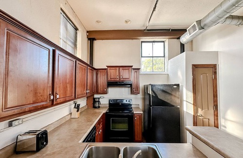 Springfield Apartment | Sleepover: Ideal 2BD/1BA Condo Downtown Springfield