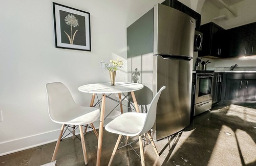 Old Town Apartment | Sleepover : Tasteful Studio + Parking - Wichita
