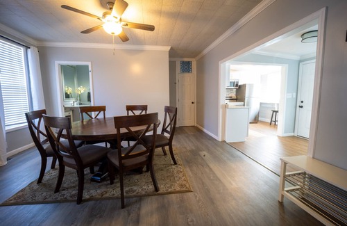 Atchison House | Sleeps 1 - 3 Chesterton House: Clean, Stylish, Family Friendly, and Close to BC