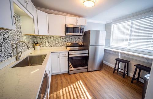 Atchison House | Sleeps 1 - 3 Chesterton House: Clean, Stylish, Family Friendly, and Close to BC