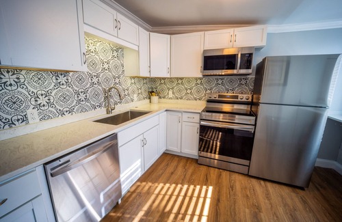 Atchison House | Sleeps 1 - 3 Chesterton House: Clean, Stylish, Family Friendly, and Close to BC