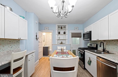 Wilmington House | Sleeps 10, 5 BR 2BA, 5 beds 1King + 4Queen, perfect for long stays