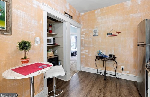 Wilmington House | Sleeps 10, 5 BR 2BA, 5 beds 1King + 4Queen, perfect for long stays