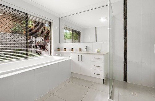 Wurtulla House | Sleeps 10 - Pet Friendly - Close walk to Beach