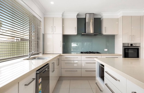 Wurtulla House | Sleeps 10 - Pet Friendly - Close walk to Beach