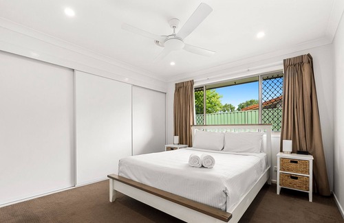 Wurtulla House | Sleeps 10 - Pet Friendly - Close walk to Beach