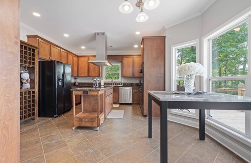 Eatonton House | Sleeps 10, Pool table, Big Water-Top 10 fishing spots in GA! 17ft Water Depth!