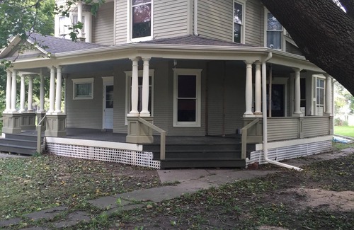Dexter House | Sleeps 12…. 5 beds and a sofa sleeper. 20 min from West Des Moines.