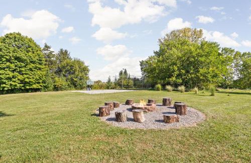 Westfield House | Sleeps 12, Indoor and Outdoor Theaters, Batting Cage, & Games!