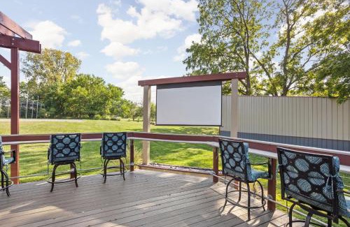 Westfield House | Sleeps 12, Indoor and Outdoor Theaters, Batting Cage, & Games!