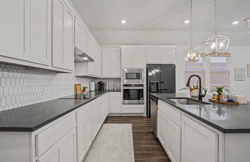Haslet House | Sleeps 12~Private Yard~Dog Friendly~Charcoal Grill