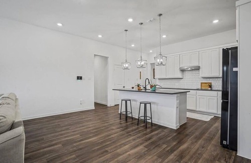 Haslet House | Sleeps 12~Private Yard~Dog Friendly~Charcoal Grill