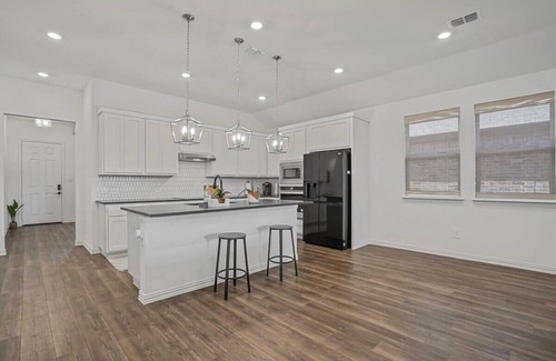 Haslet House | Sleeps 12~Private Yard~Dog Friendly~Charcoal Grill